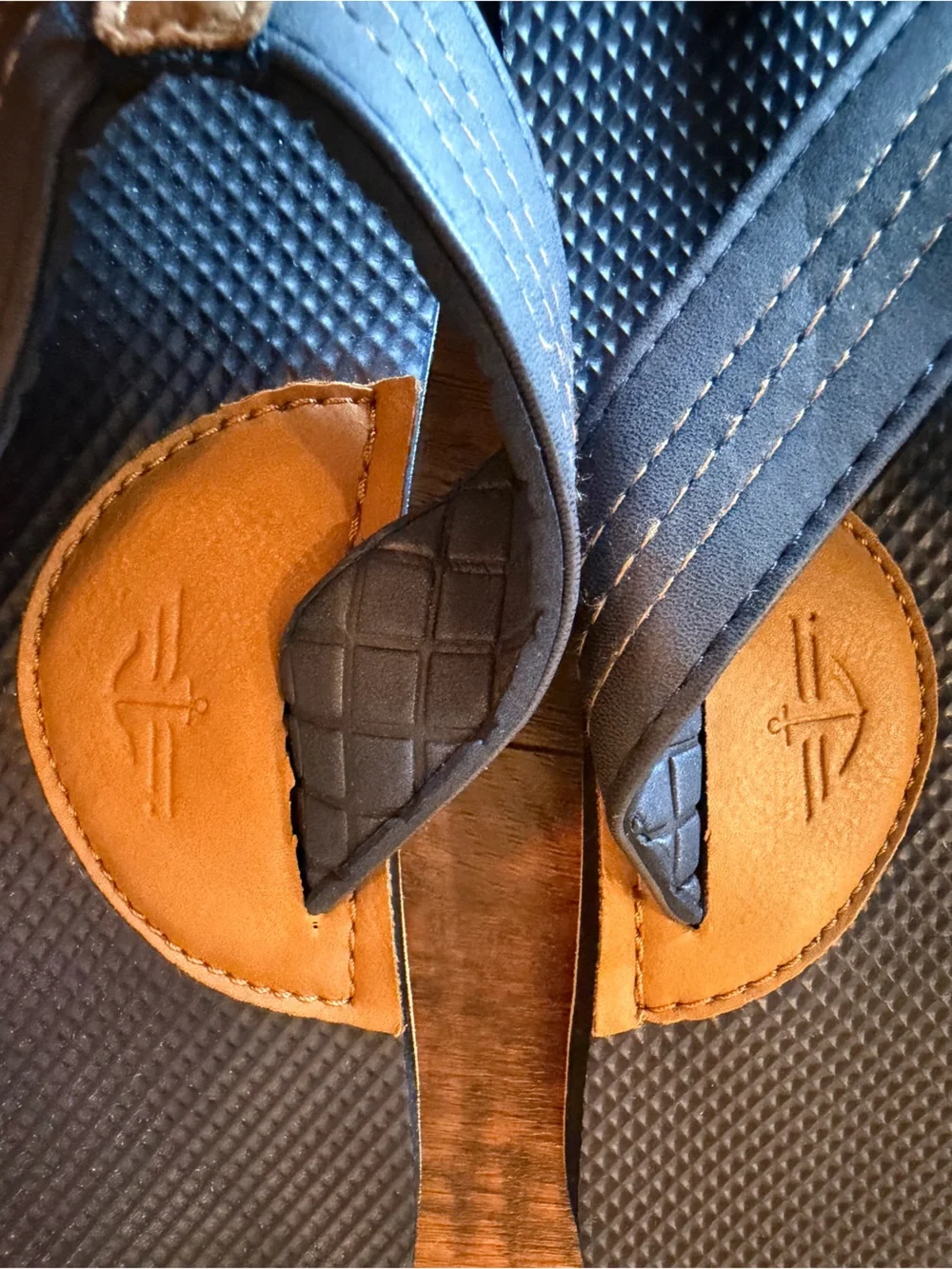 Dockers Navy blue Men’s flip-flop arch support sandals with tan accents 8/9
